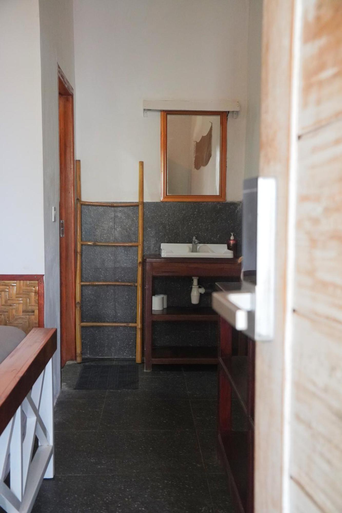 Tipsea Turtle Rooftop Hostel Gili Trawangan Extérieur photo